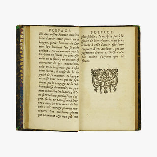 Tertullien — Apologétique ou Défense des Chrétiens (Jean Camusat, 1641). Século XVII. Livro físico. Encadernação e meio couro com douração.