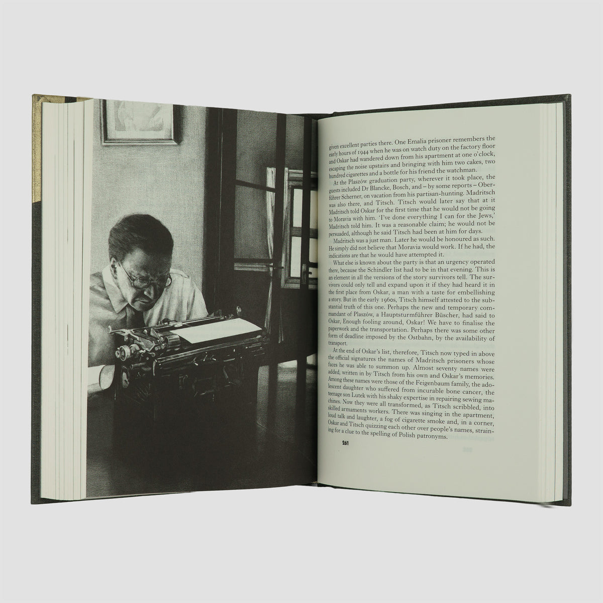 KENEALLY, Thomas (1935–). Schindler’s Ark (The Folio Society, London, 2009).