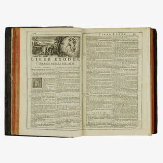 Biblia Sacra — Vulgatæ Editionis (Typographia Balleoniana, 1765). Livro físico ilustrado, com cortes tingidos. Encadernação em couro com douração. Latim, século XVIII.