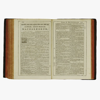Biblia Sacra — Vulgatæ Editionis (Typographia Balleoniana, 1765). Livro físico ilustrado, com cortes tingidos. Encadernação em couro com douração. Latim, século XVIII.
