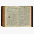 Biblia Sacra — Vulgatae Editionis (Typographia Balleoniana, 1765). Livro físico ilustrado, com cortes tingidos. Encadernação em couro com douração. Latim, século XVIII.