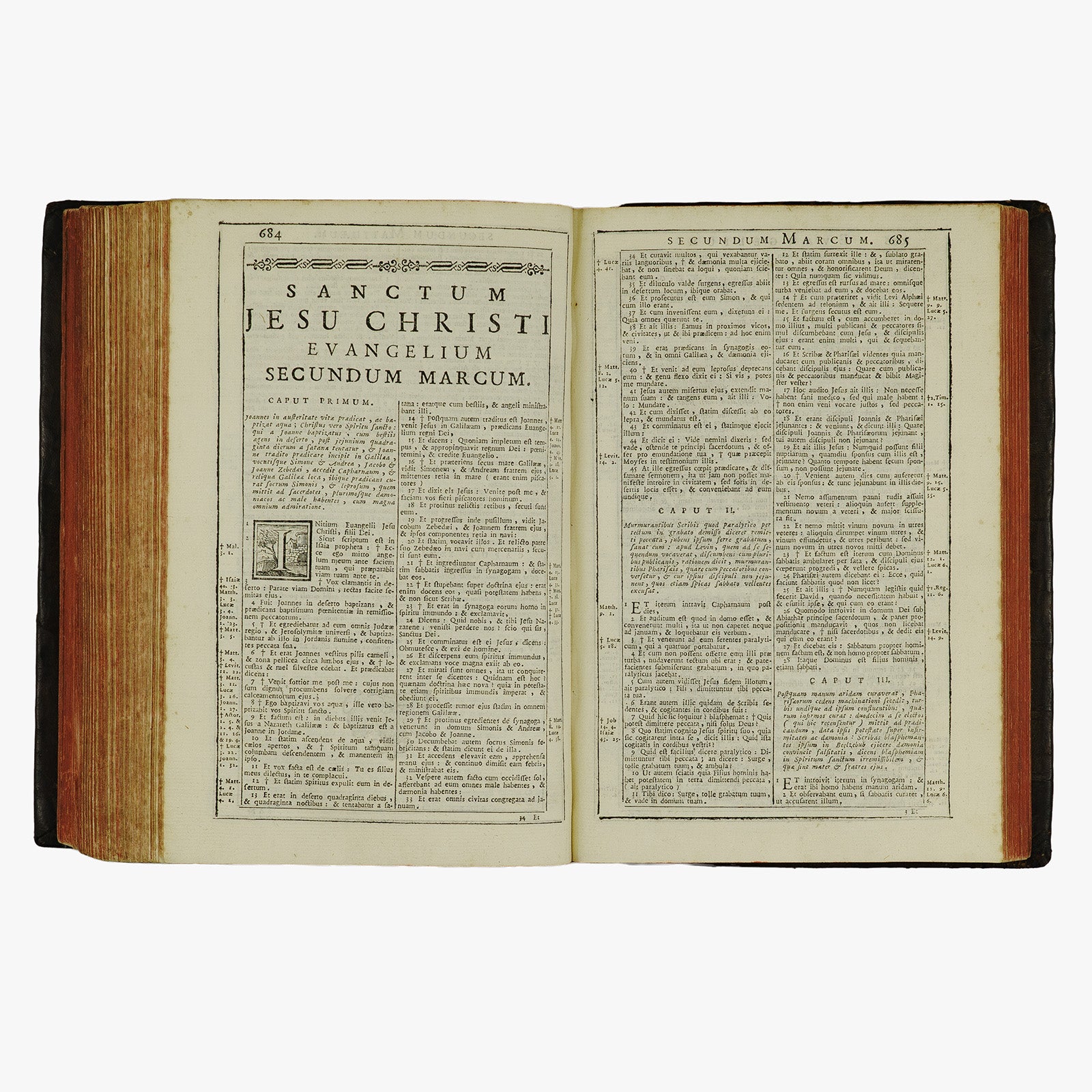 Biblia Sacra — Vulgatae Editionis (Typographia Balleoniana, 1765). Livro físico ilustrado, com cortes tingidos. Encadernação em couro com douração. Latim, século XVIII.