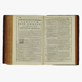Biblia Sacra — Vulgatae Editionis (Typographia Balleoniana, 1765). Livro físico ilustrado, com cortes tingidos. Encadernação em couro com douração. Latim, século XVIII.