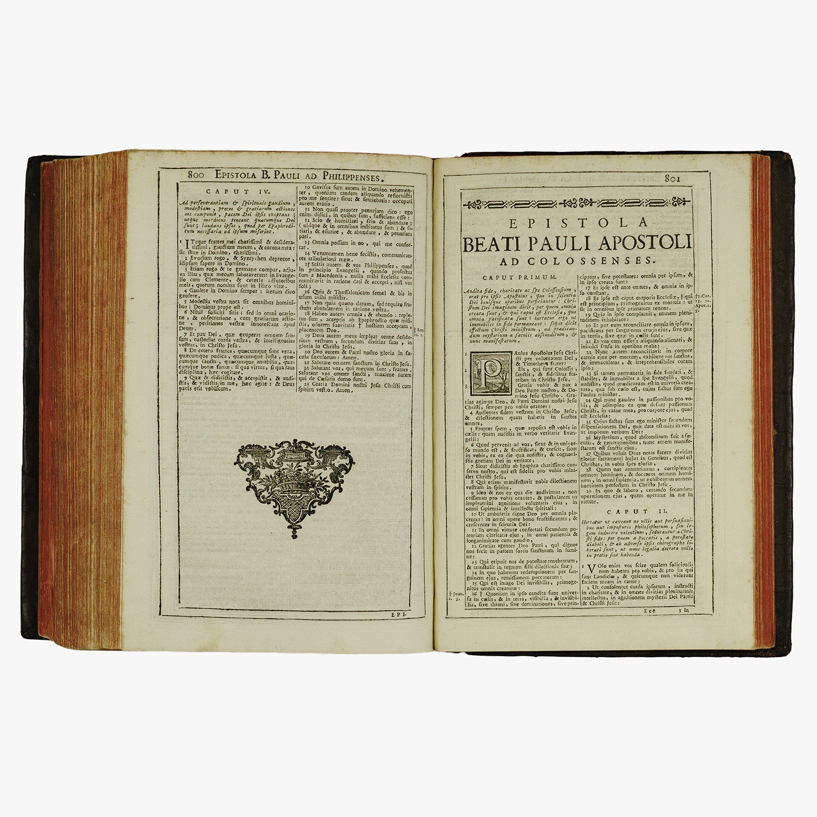 Biblia Sacra — Vulgatæ Editionis (Typographia Balleoniana, 1765). Livro físico ilustrado, com cortes tingidos. Encadernação em couro com douração. Latim, século XVIII.