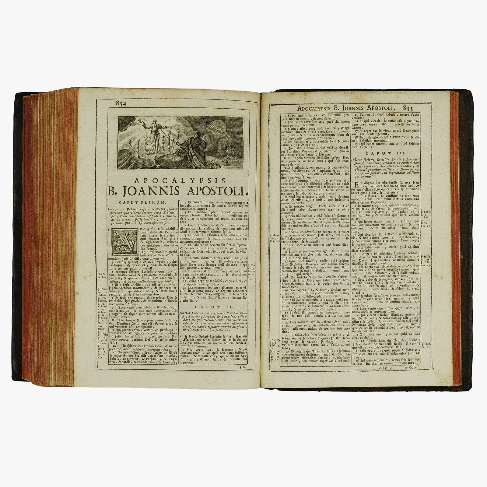 Biblia Sacra — Vulgatae Editionis (Typographia Balleoniana, 1765). Livro físico ilustrado, com cortes tingidos. Encadernação em couro com douração. Latim, século XVIII.