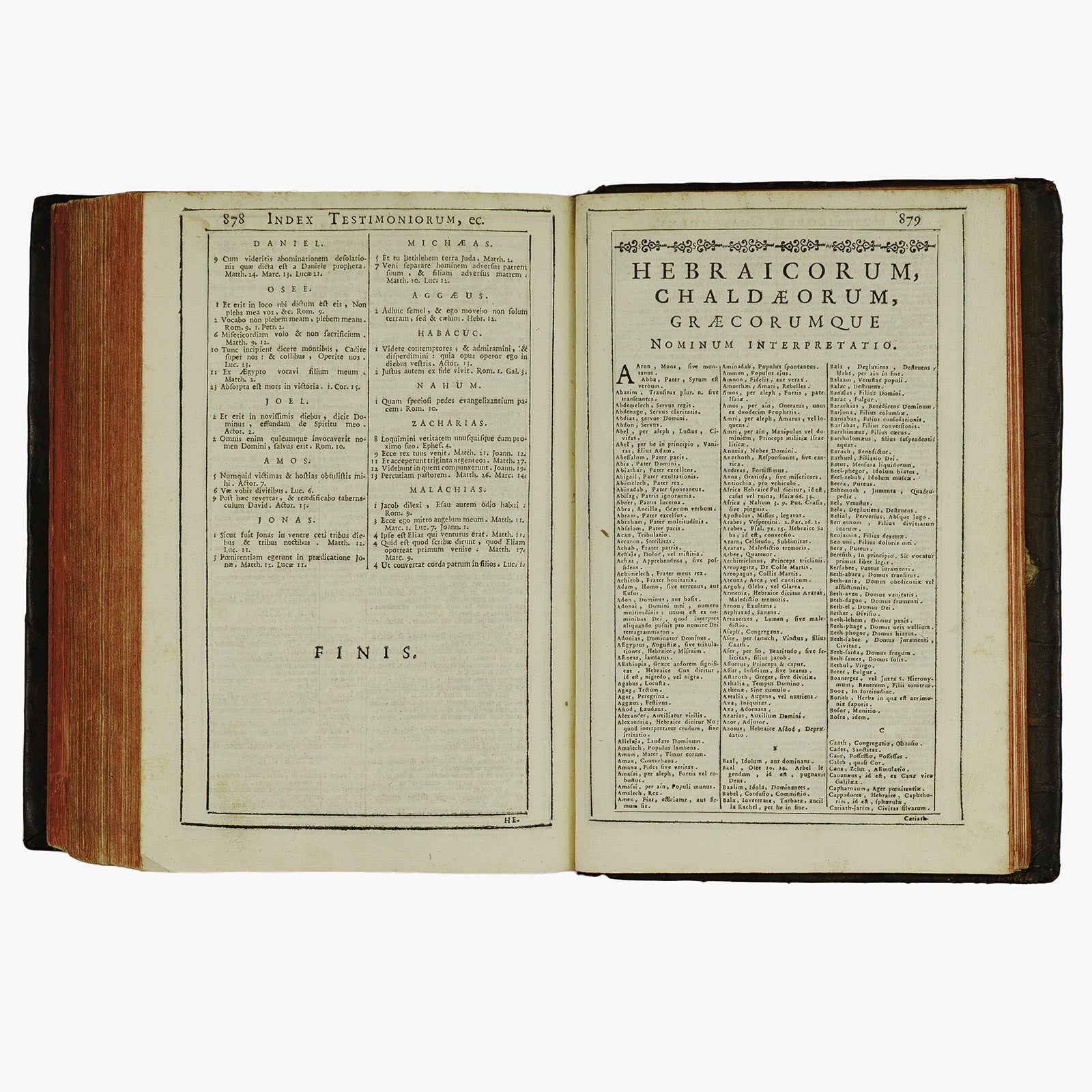 Biblia Sacra — Vulgatae Editionis (Typographia Balleoniana, 1765). Livro físico ilustrado, com cortes tingidos. Encadernação em couro com douração. Latim, século XVIII.