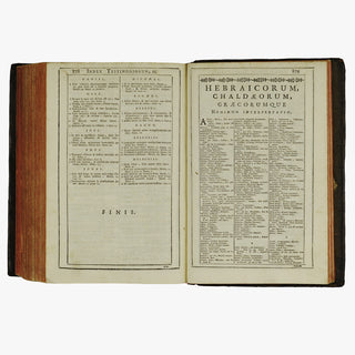 Biblia Sacra — Vulgatae Editionis (Typographia Balleoniana, 1765). Livro físico ilustrado, com cortes tingidos. Encadernação em couro com douração. Latim, século XVIII.