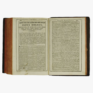 Biblia Sacra — Vulgatæ Editionis (Typographia Balleoniana, 1765). Livro físico ilustrado, com cortes tingidos. Encadernação em couro com douração. Latim, século XVIII.