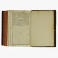 Biblia Sacra — Vulgatæ Editionis (Typographia Balleoniana, 1765). Livro físico ilustrado, com cortes tingidos. Encadernação em couro com douração. Latim, século XVIII.