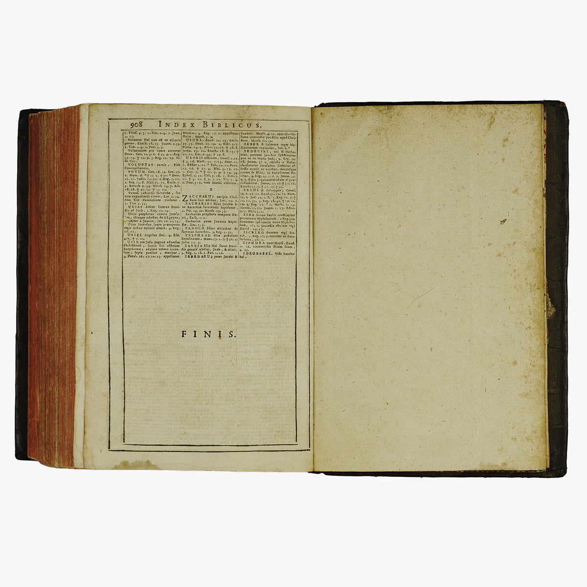 Biblia Sacra — Vulgatæ Editionis (Typographia Balleoniana, 1765). Livro físico ilustrado, com cortes tingidos. Encadernação em couro com douração. Latim, século XVIII.