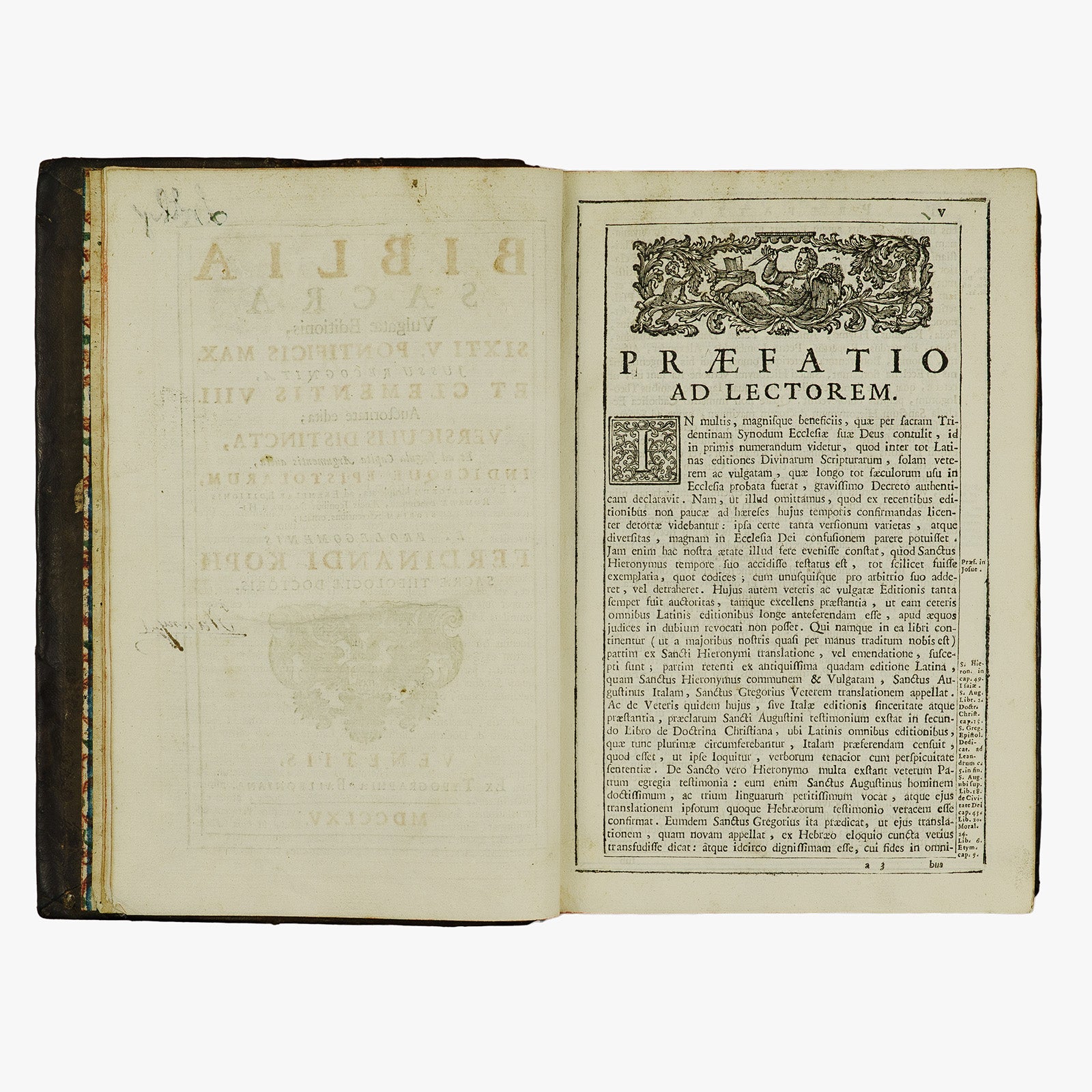Biblia Sacra — Vulgatæ Editionis (Typographia Balleoniana, 1765). Livro físico. Encadernação em couro com douração. Latim, século XVIII.