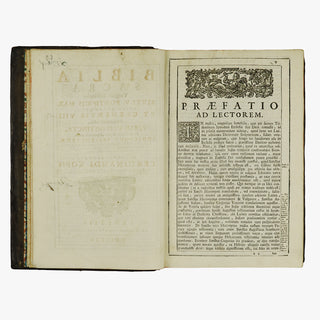 Biblia Sacra — Vulgatæ Editionis (Typographia Balleoniana, 1765). Livro físico. Encadernação em couro com douração. Latim, século XVIII.