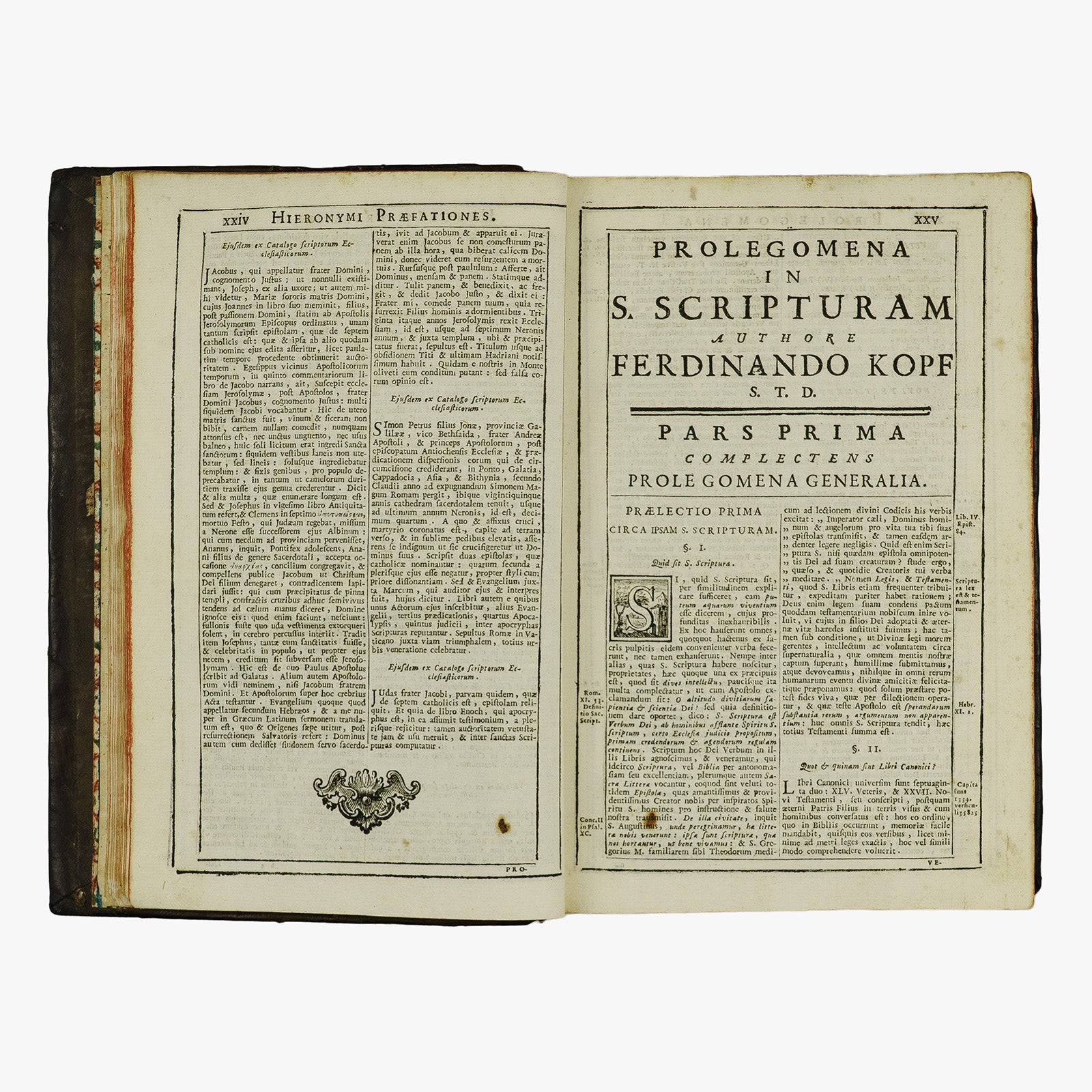 Biblia Sacra — Vulgatæ Editionis (Typographia Balleoniana, 1765). Livro físico. Encadernação em couro com douração. Latim, século XVIII.