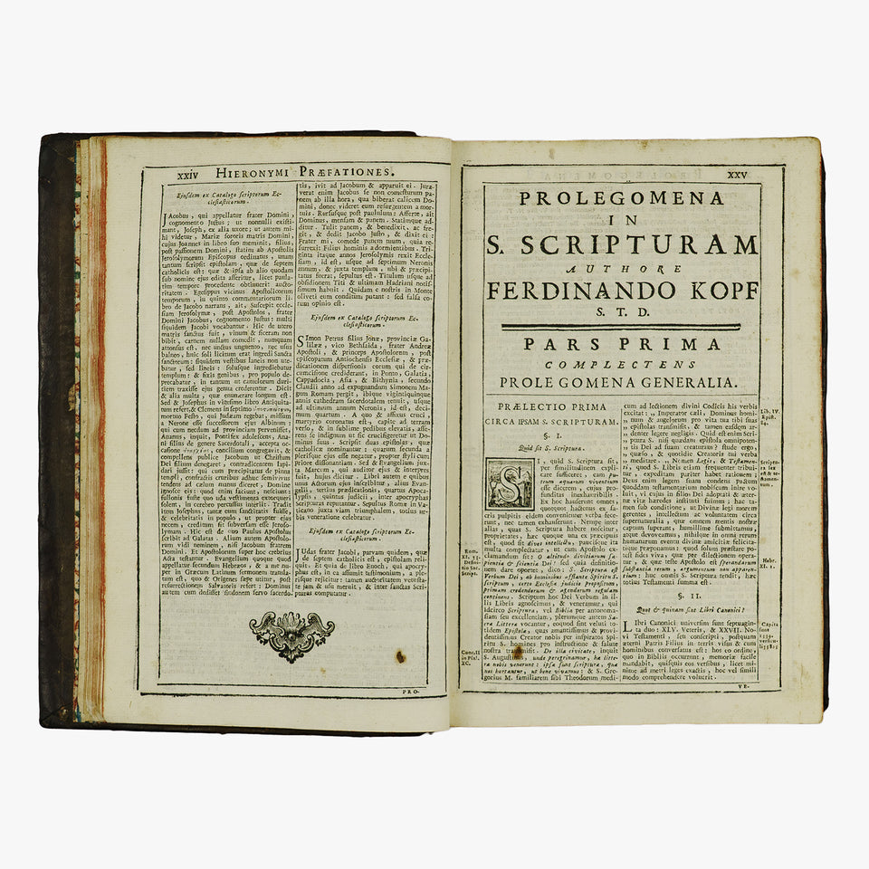 Biblia Sacra — Vulgatæ Editionis (Typographia Balleoniana, 1765). Livro físico. Encadernação em couro com douração. Latim, século XVIII.