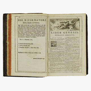 Biblia Sacra — Vulgatæ Editionis (Typographia Balleoniana, 1765). Livro físico ilustrado, com cortes tingidos. Encadernação em couro com douração. Latim, século XVIII.