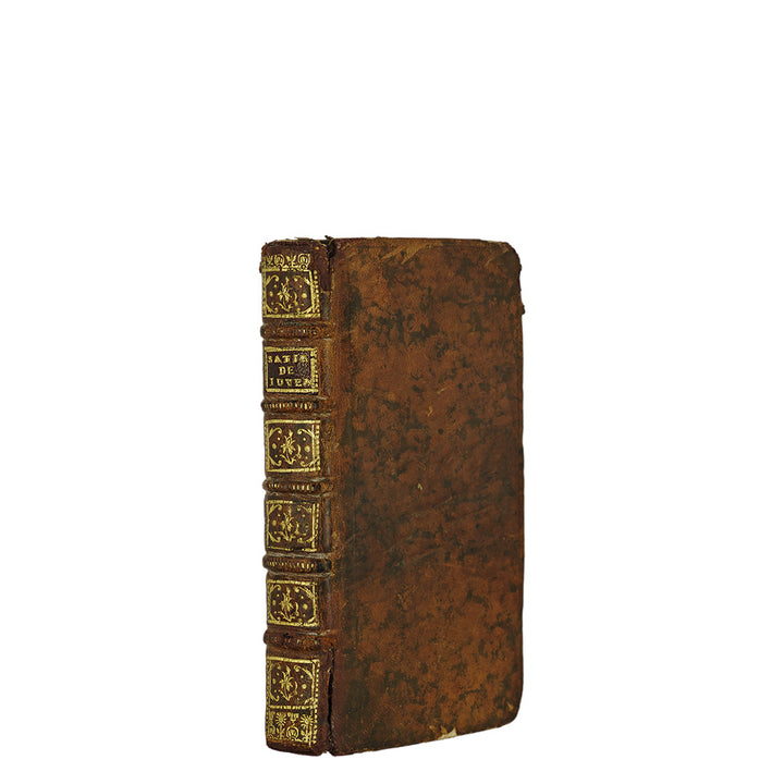 Juvénal & Pérsio – Traduction des Satires de Perse et de Juvénal (1737). Século XVIII. Livro físico. Encadernação em couro com douração.