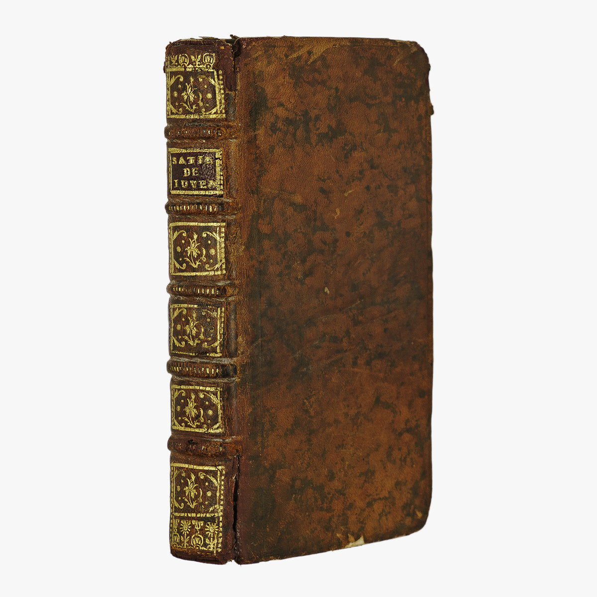 Juvénal & Pérsio – Traduction des Satires de Perse et de Juvénal (1737). Século XVIII. Livro físico. Encadernação em couro com douração.