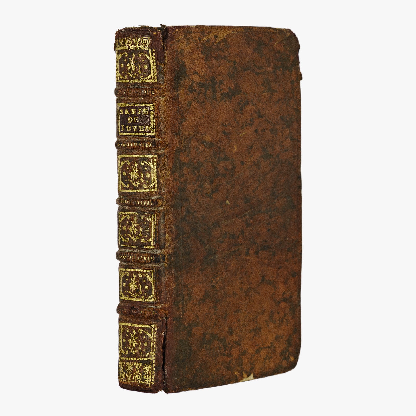 Juvénal & Pérsio – Traduction des Satires de Perse et de Juvénal (1737). Século XVIII. Livro físico. Encadernação em couro com douração.