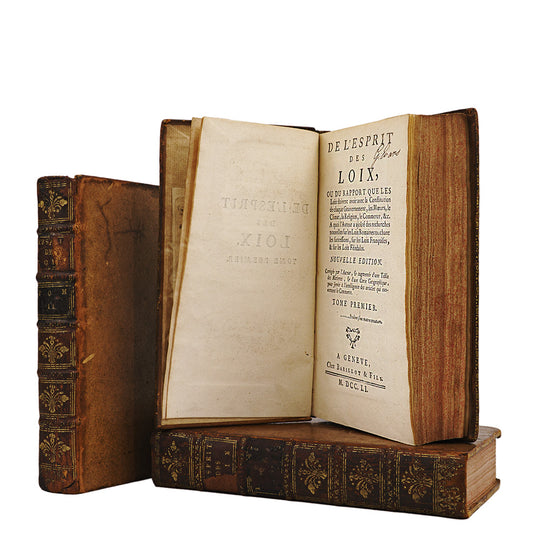 Montesquieu — De l’Esprit des loix (Barillot & Fils, 1751), 3 volumes. Século XVIII. Livro físico. Encadernação em couro com douração. 