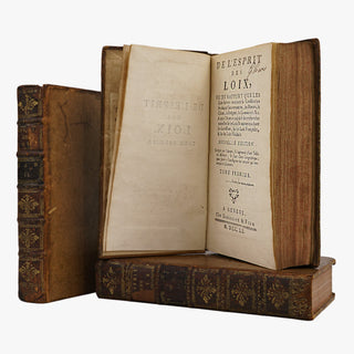 Montesquieu — De l’Esprit des loix (Barillot & Fils, 1751), 3 volumes. Século XVIII. Livro físico. Encadernação em couro com douração. 