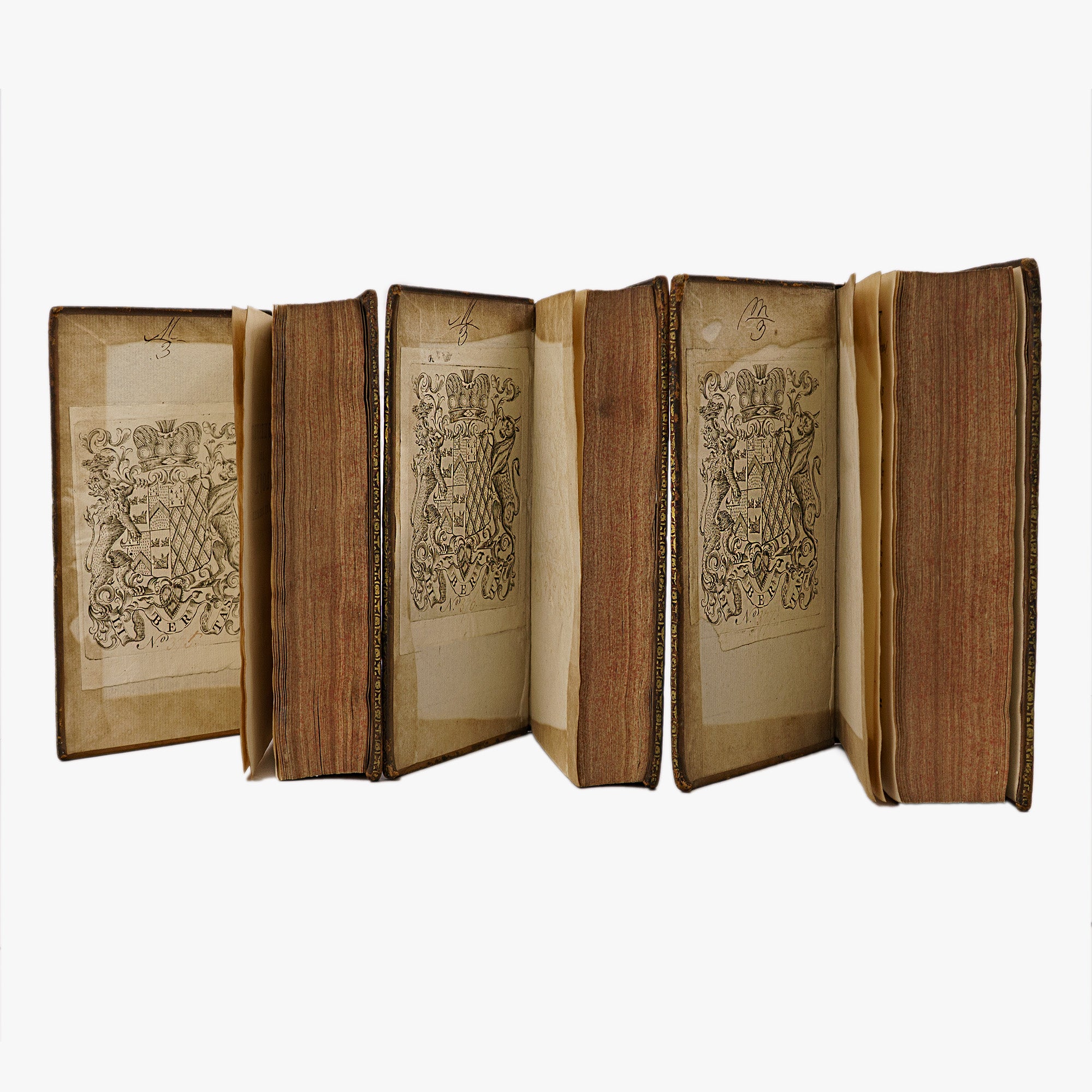 Montesquieu — De l’Esprit des loix (Barillot & Fils, 1751), 3 volumes. Século XVIII. Livro físico. Encadernação em couro com douração. Ex-libris.