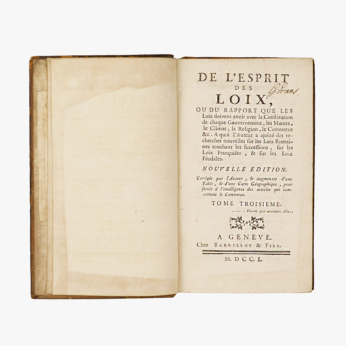 Montesquieu — De l’Esprit des loix (Barillot & Fils, 1751), 3 volumes. Século XVIII. Livro físico. Encadernação em couro com douração. Ex-libris.