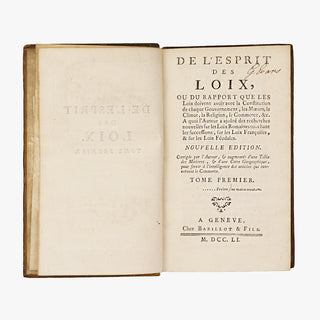 Montesquieu — De l’Esprit des loix (Barillot & Fils, 1751), 3 volumes. Século XVIII. Livro físico. Encadernação em couro com douração. Ex-libris.