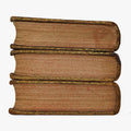 Montesquieu — De l’Esprit des loix (Barillot & Fils, 1751), 3 volumes. Século XVIII. Livro físico. Encadernação em couro com douração e cortes com tingimento.