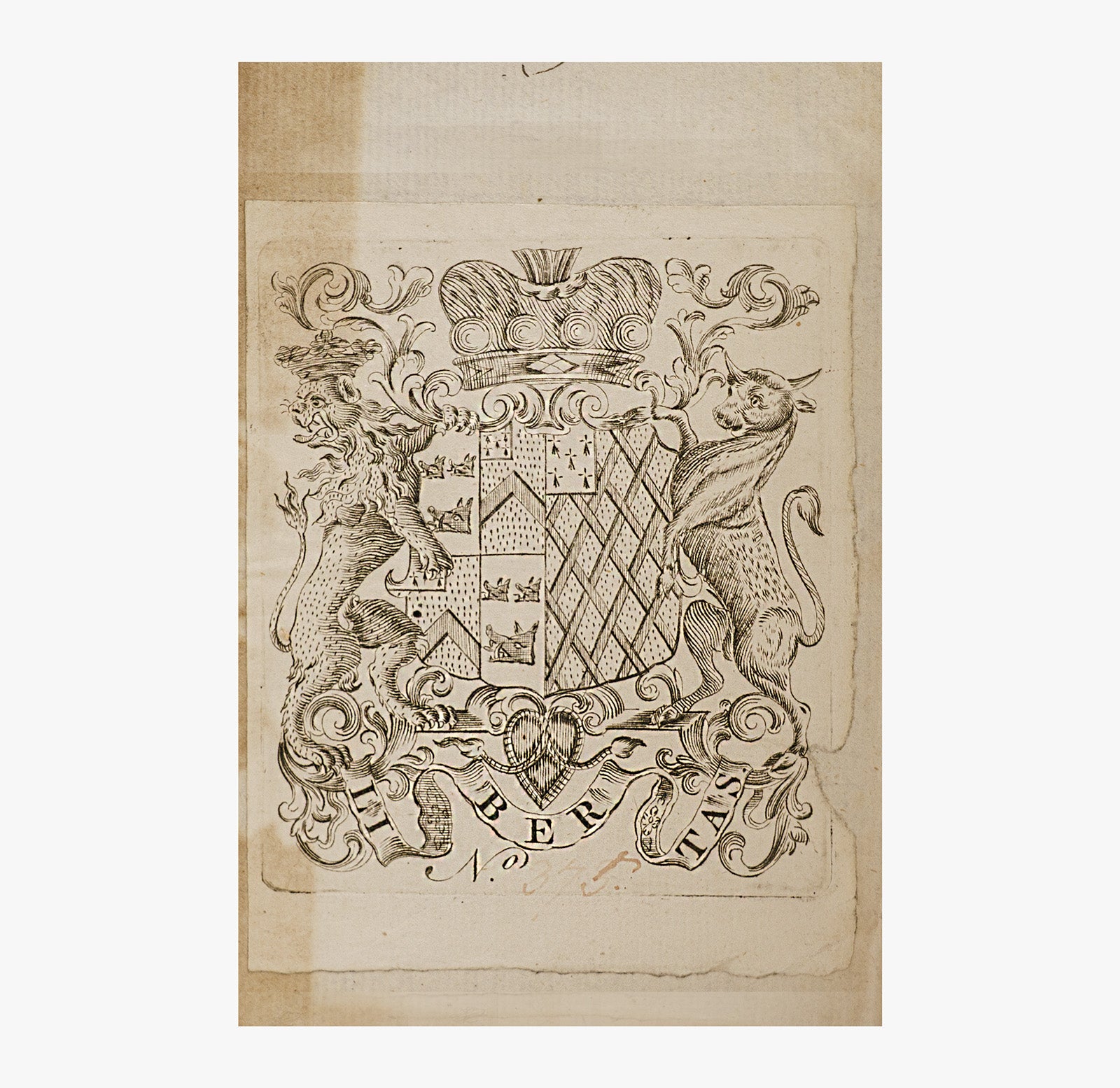 Montesquieu — De l’Esprit des loix (Barillot & Fils, 1751), 3 volumes. Século XVIII. Livro físico. Encadernação em couro com douração e cortes com tingimento. Ex-libris.