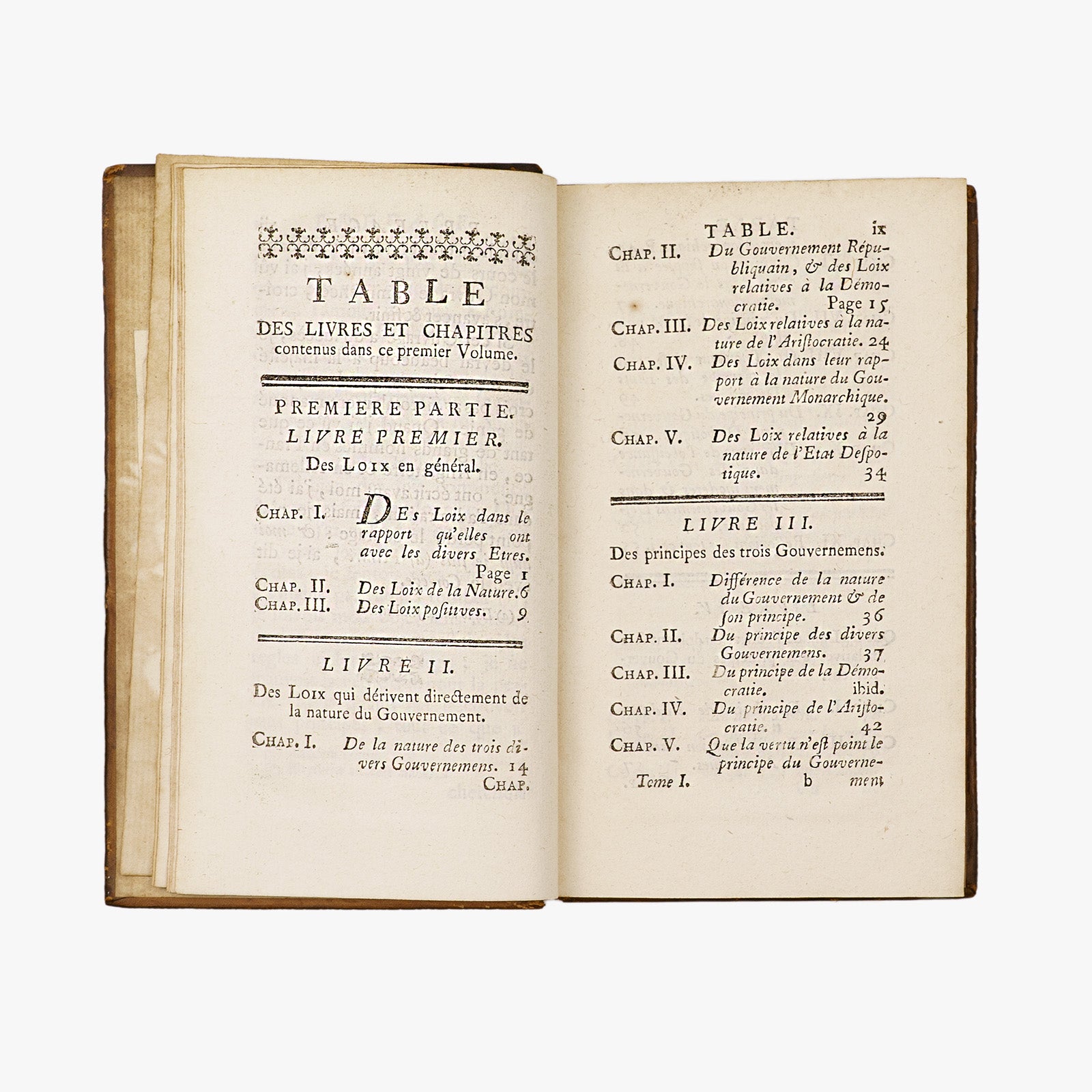 Montesquieu — De l’Esprit des loix (Barillot & Fils, 1751), 3 volumes. Século XVIII. Livro físico. Encadernação em couro com douração. Ex-libris.