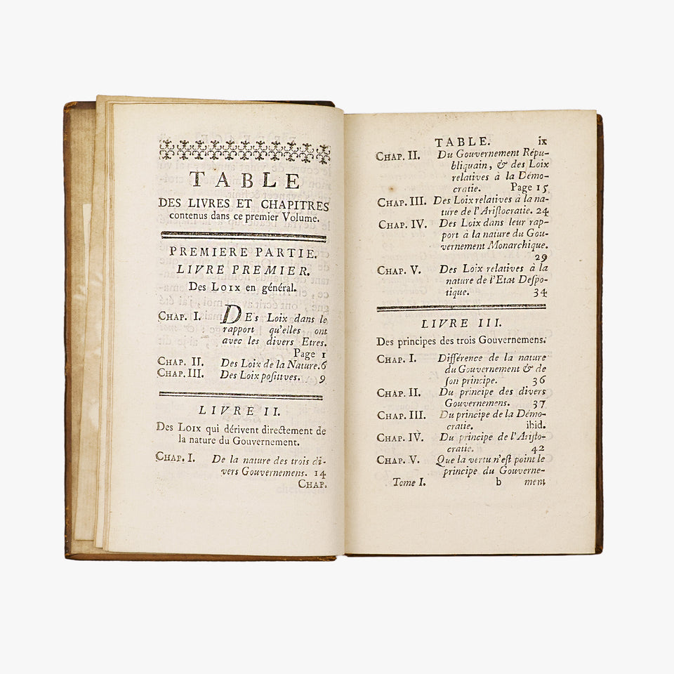 Montesquieu — De l’Esprit des loix (Barillot & Fils, 1751), 3 volumes. Século XVIII. Livro físico. Encadernação em couro com douração. Ex-libris.