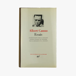 Albert Camus — Essais (Bibliothèque de la Pléiade, Gallimard, 1984). Livro físico. Encadernação editorial em couro com douração. Inactual.