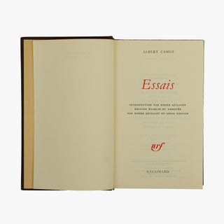 Albert Camus — Essais (Bibliothèque de la Pléiade, Gallimard, 1984). Livro físico. Encadernação editorial em couro com douração. Inactual.