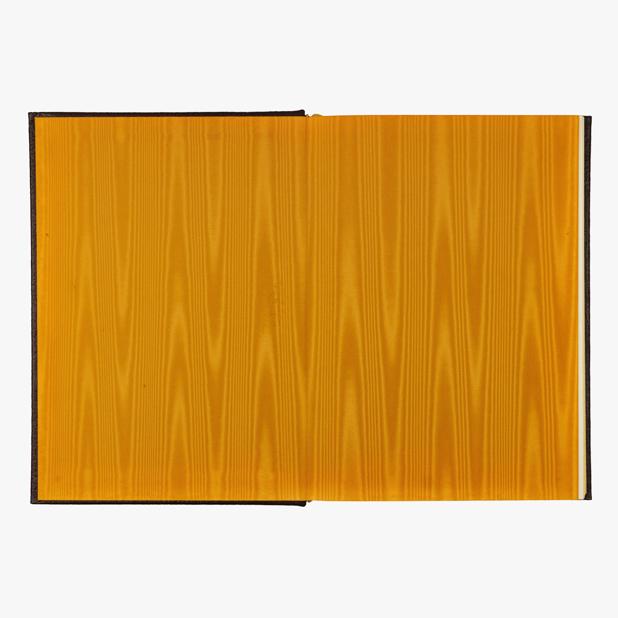 Livro físico ilustrado. Edição de luxo The Easton Press. Capa em couro, douração nos cortes e fita de leitura em cetim.