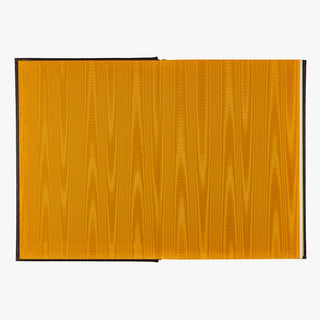 Livro físico ilustrado. Edição de luxo The Easton Press. Capa em couro, douração nos cortes e fita de leitura em cetim.