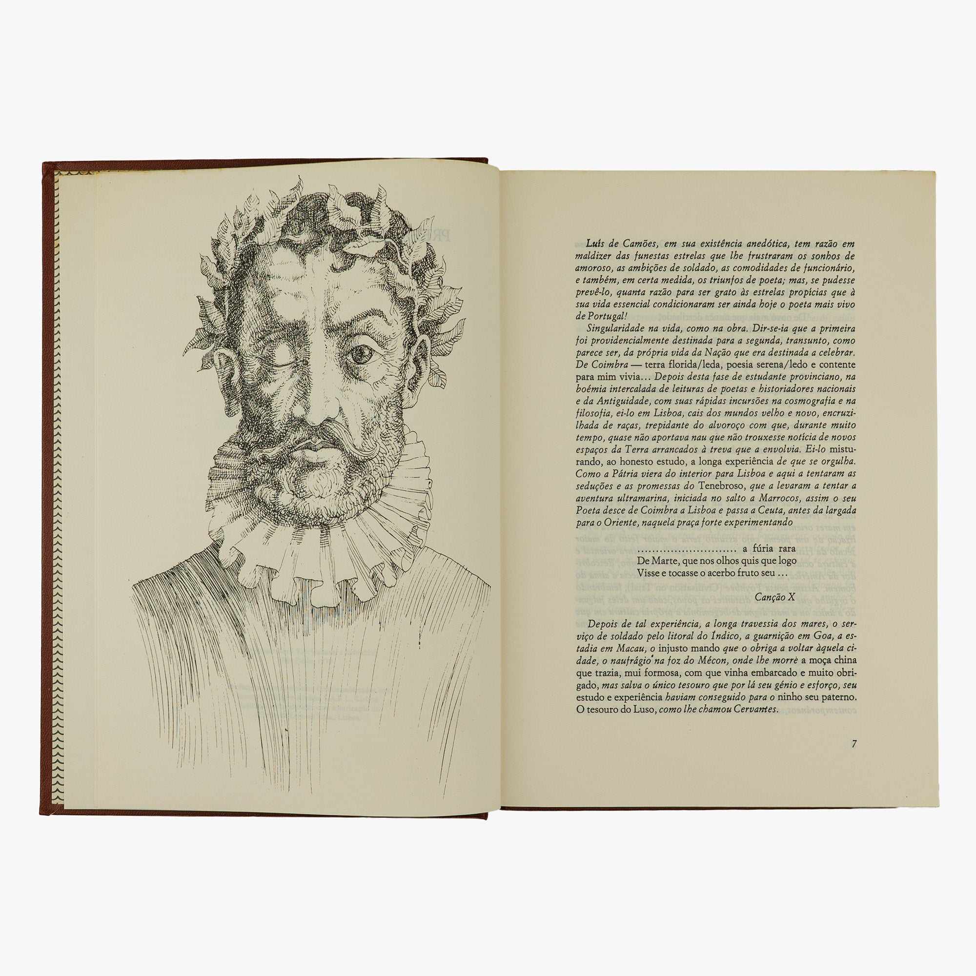 Luís de Camões — Os Lusíadas (Abril Cultural, 1979). Livro físico com douração. Corte superior dourado. Fita de leitura presente. 
