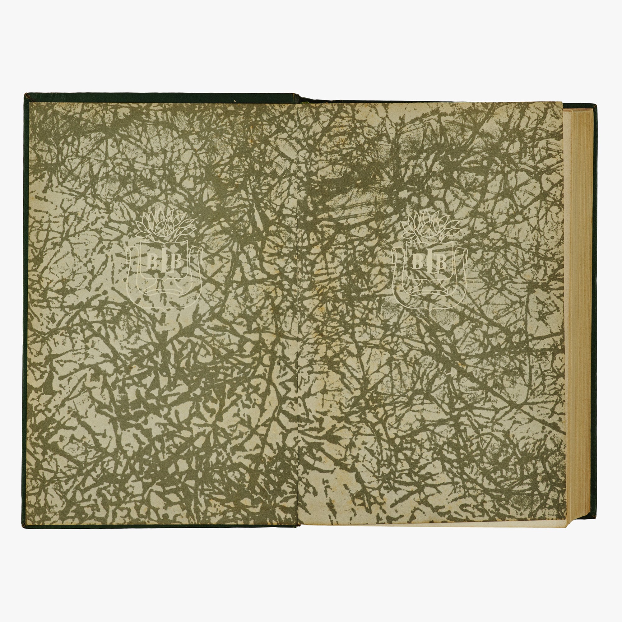 Joaquim Nabuco — Um Estadista do Império (Editora Nova Aguilar, 1975). Livro Físico. Capa encadernada em couro com douração. Fita de leitura presente.