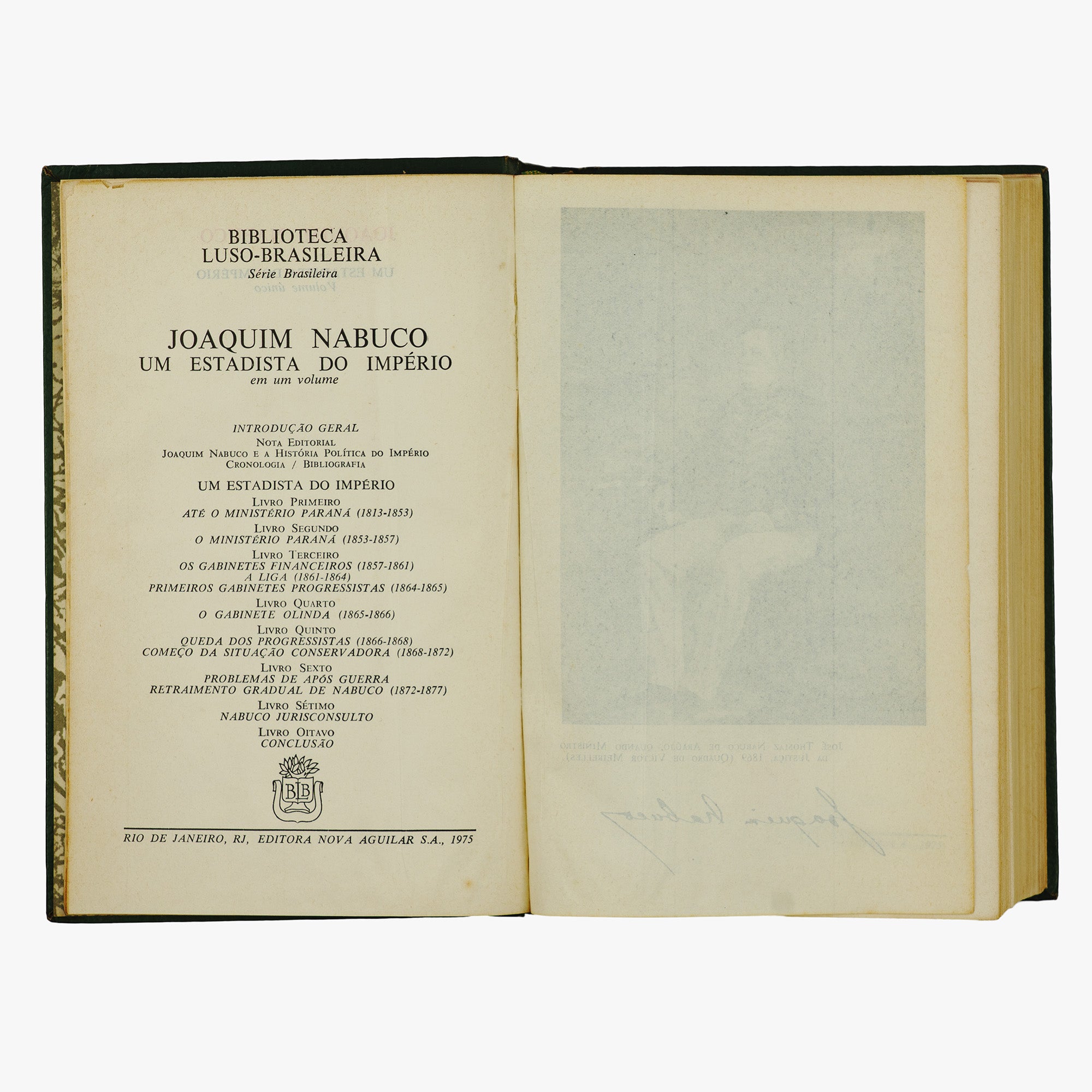Joaquim Nabuco — Um Estadista do Império (Editora Nova Aguilar, 1975). Livro Físico. Capa encadernada em couro com douração. Fita de leitura presente.