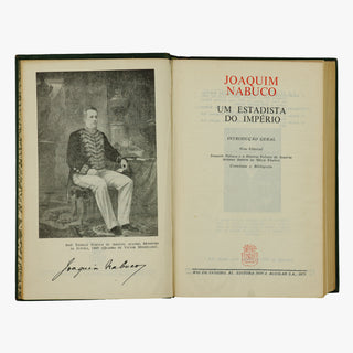 Joaquim Nabuco — Um Estadista do Império (Editora Nova Aguilar, 1975). Livro Físico. Capa encadernada em couro com douração. Fita de leitura presente.