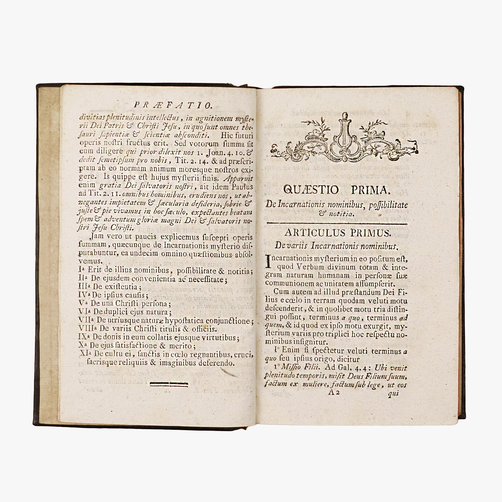 Vuitasse — Tractatus de Verbi Divini Incarnatione (Posonii, Patzko, 1788), 2 volumes. Livros físicos. Encadernação em couro com douração.