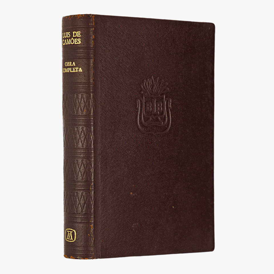 Luís de Camões — Obra Completa (Companhia Aguilar Editora, 1963). 1ª (primeira) edição. Livro físico. Encadernação editorial em couro. 
