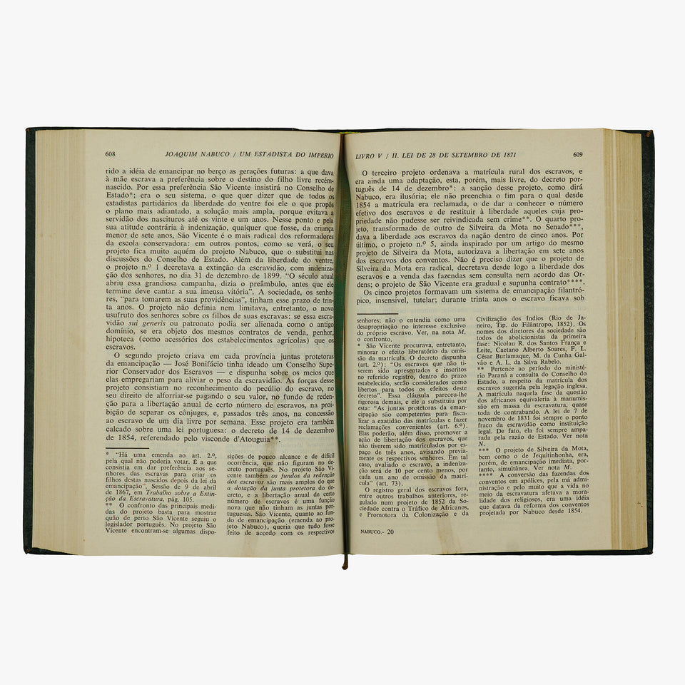 Joaquim Nabuco — Um Estadista do Império (Editora Nova Aguilar, 1975). Livro físico. Capa editorial em couro com douração.