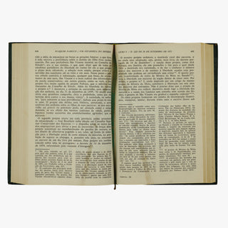 Joaquim Nabuco — Um Estadista do Império (Editora Nova Aguilar, 1975). Livro físico. Capa editorial em couro com douração.