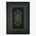 Oliver Goldsmith — She Stoops to Conquer (The Easton Press, 1978). Livro físico ilustrado. Encadernação de luxo - capa de couro, cortes dourados e fita de leitura em cetim.