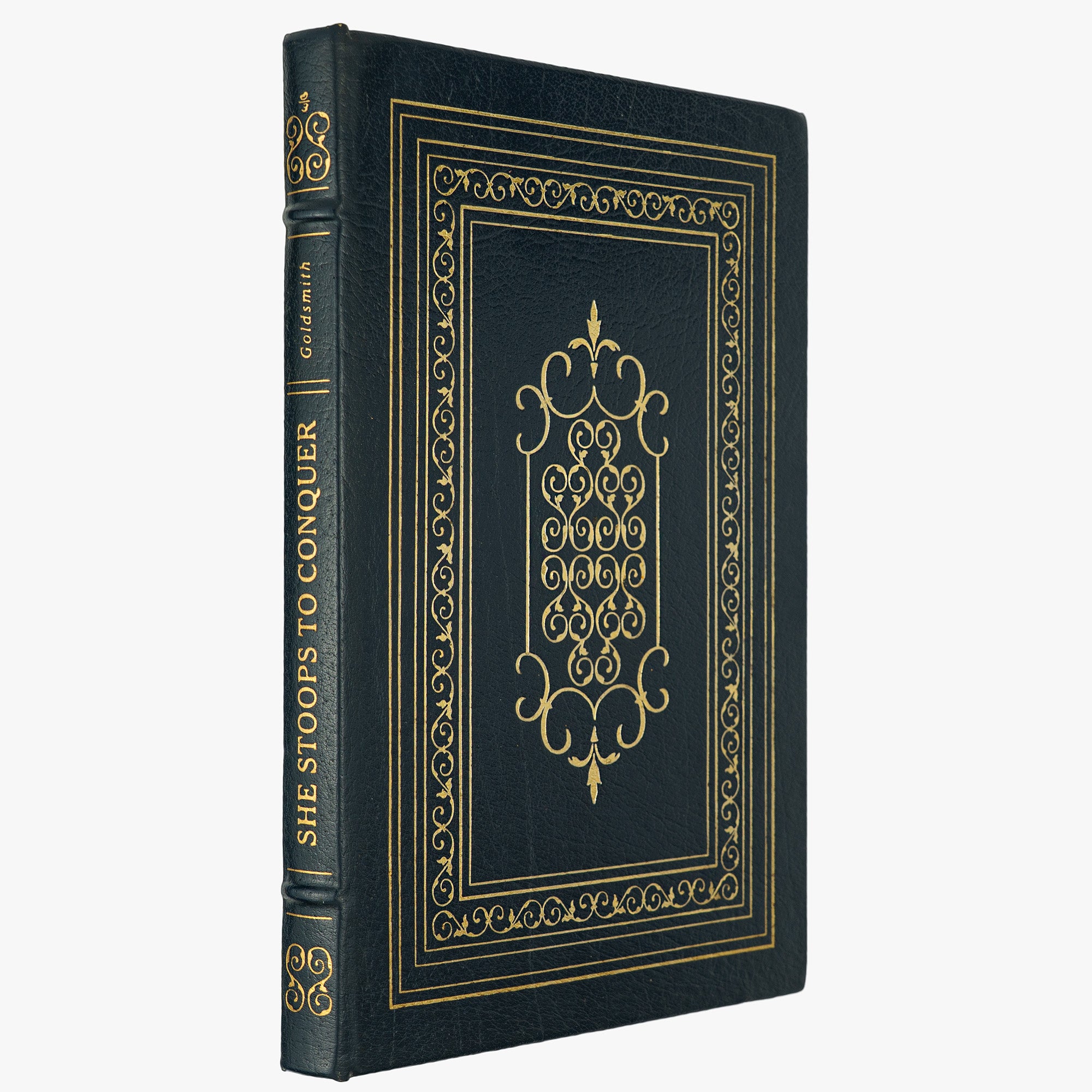 Oliver Goldsmith — She Stoops to Conquer (The Easton Press, 1978). Livro físico ilustrado. Encadernação de luxo - capa de couro, cortes dourados e fita de leitura em cetim.