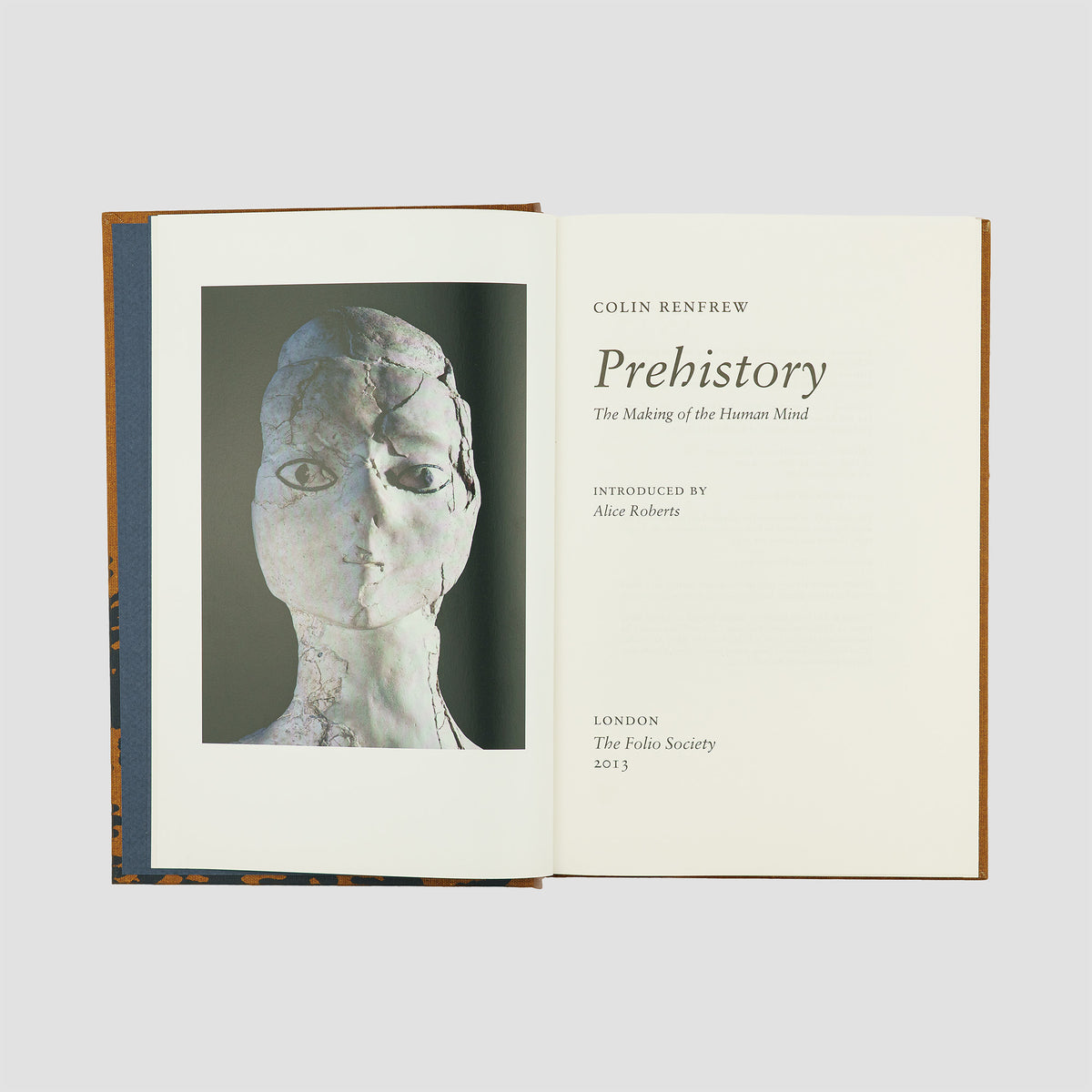 RENFREW, Colin (1937– ). Prehistory: The Making of the Human Mind. (The Folio Society, London, 2013). Acompanha estojo.