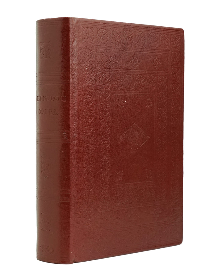 PANNONIUS, János (1434–1472). Iani Pannonii Episcopi Quinqueeccles: … omnia, ed. Johannes Sambucus (Akadémiai Kiadó, Budapest, 1972). Edição fac-símile em latim com folheto informativo em húngaro. Livro físico com encadernação de luxo.